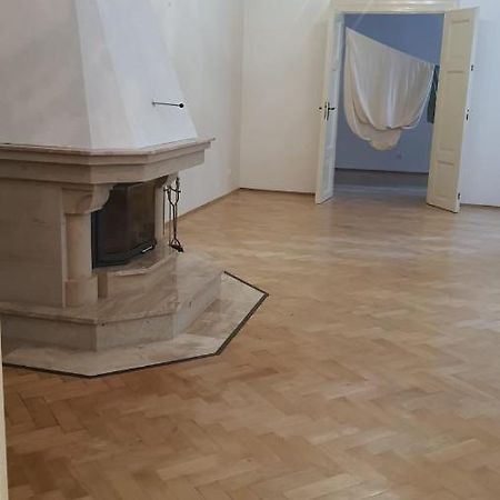 Private Room In Shared Luxurious Palace Like Apartment With 2 Bathrooms Including Whirlpool And Virtual Reality Praga Zewnętrze zdjęcie