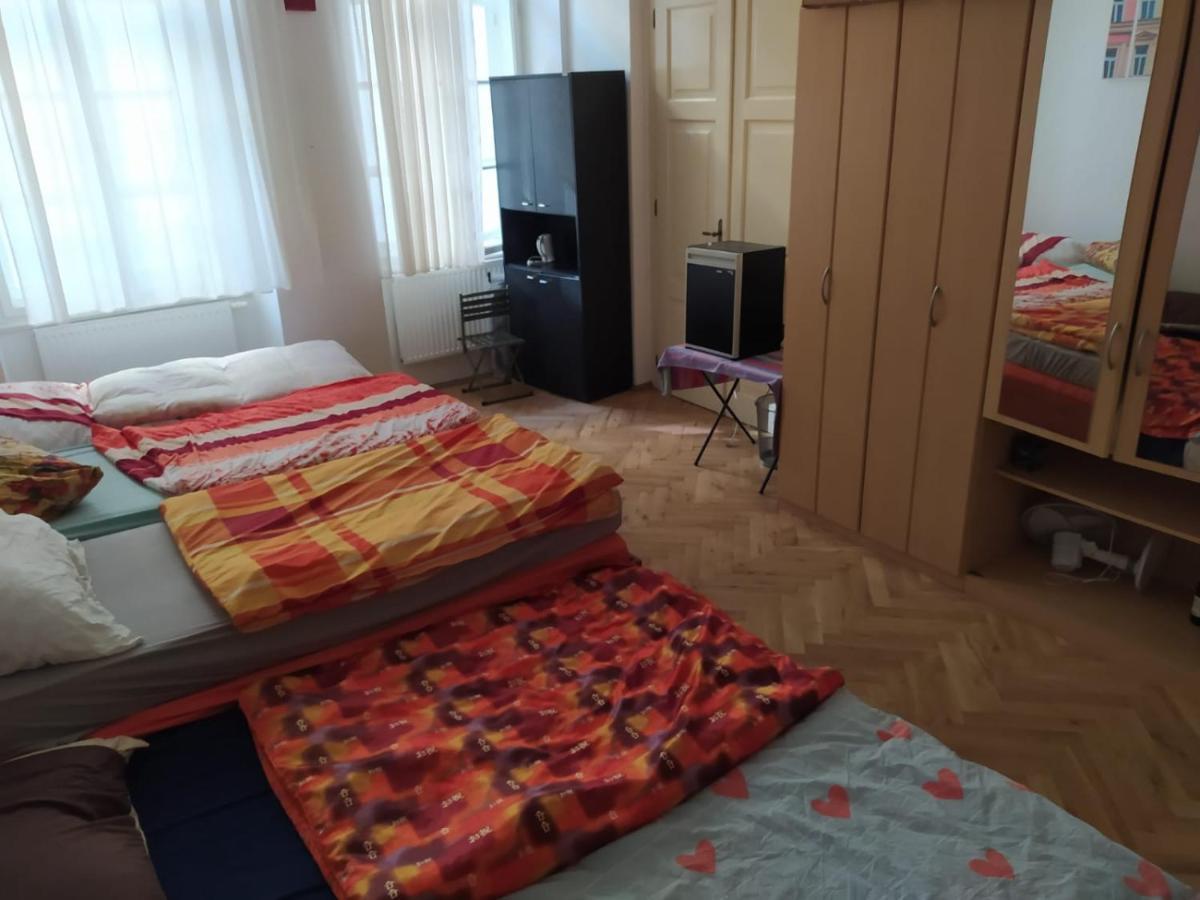 Private Room In Shared Luxurious Palace Like Apartment With 2 Bathrooms Including Whirlpool And Virtual Reality Praga Zewnętrze zdjęcie