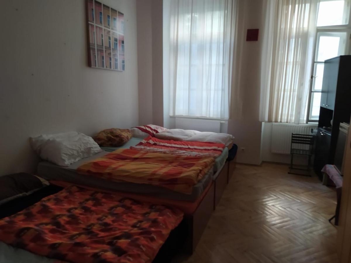 Private Room In Shared Luxurious Palace Like Apartment With 2 Bathrooms Including Whirlpool And Virtual Reality Praga Zewnętrze zdjęcie